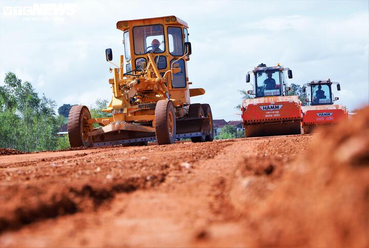 'Nhịp người, nhịp máy' hối hả trên công trường cao tốc 44.000 tỷ đồng ở Gia Lai - Ảnh 4