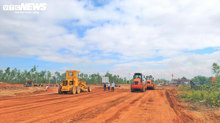 'Nhịp người, nhịp máy' hối hả trên công trường cao tốc 44.000 tỷ đồng ở Gia Lai - Ảnh 1