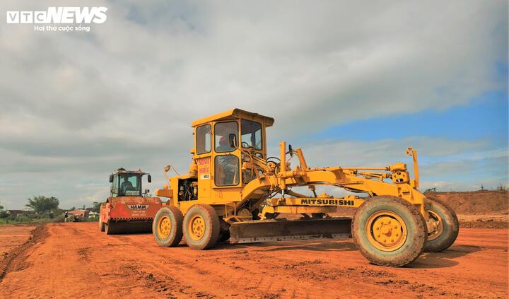 'Nhịp người, nhịp máy' hối hả trên công trường cao tốc 44.000 tỷ đồng ở Gia Lai - Ảnh 9