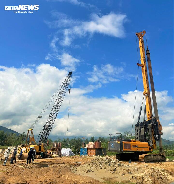 'Nhịp người, nhịp máy' hối hả trên công trường cao tốc 44.000 tỷ đồng ở Gia Lai - Ảnh 10