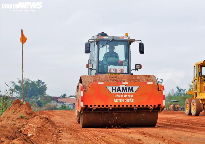 'Nhịp người, nhịp máy' hối hả trên công trường cao tốc 44.000 tỷ đồng ở Gia Lai - Ảnh 8