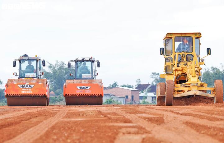'Nhịp người, nhịp máy' hối hả trên công trường cao tốc 44.000 tỷ đồng ở Gia Lai - Ảnh 2