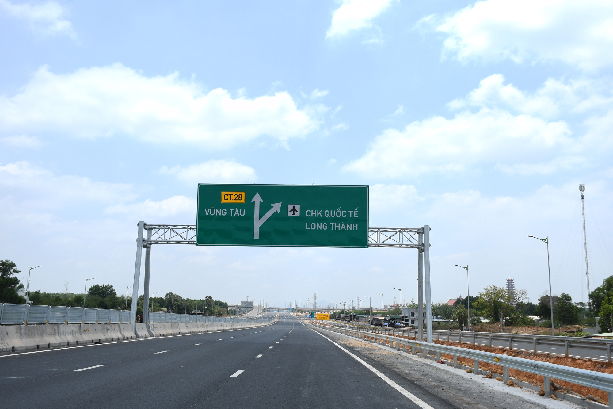 Sân bay Long Thành 16 tỷ USD khai thác thương mại vào cuối năm 2026: Loạt dự án cao tốc, metro, vành đai… dần hoàn thiện, thị trường BĐS hưởng lợi - Ảnh 2