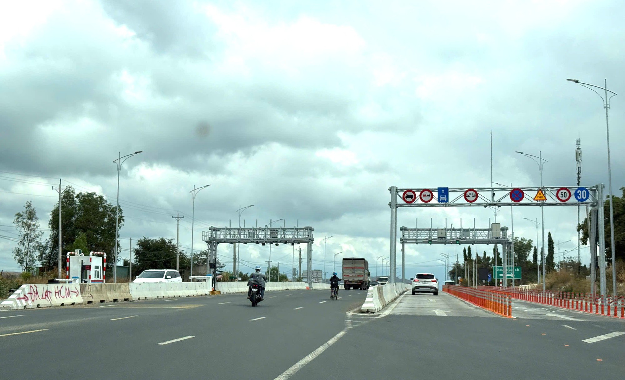 Nhiều bất cập trong ngày đầu thu phí đường cao tốc Vĩnh Hảo – Phan Thiết, Phan Thiết – Dầu Giây - Ảnh 1