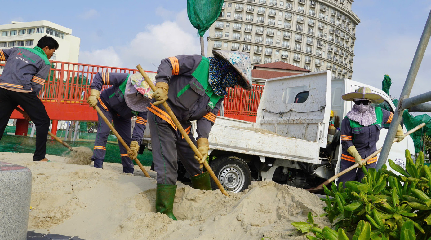 Cát bay phủ kín công viên mới đầu tư nghìn tỷ bên bờ biển ở TPHCM - Ảnh 1