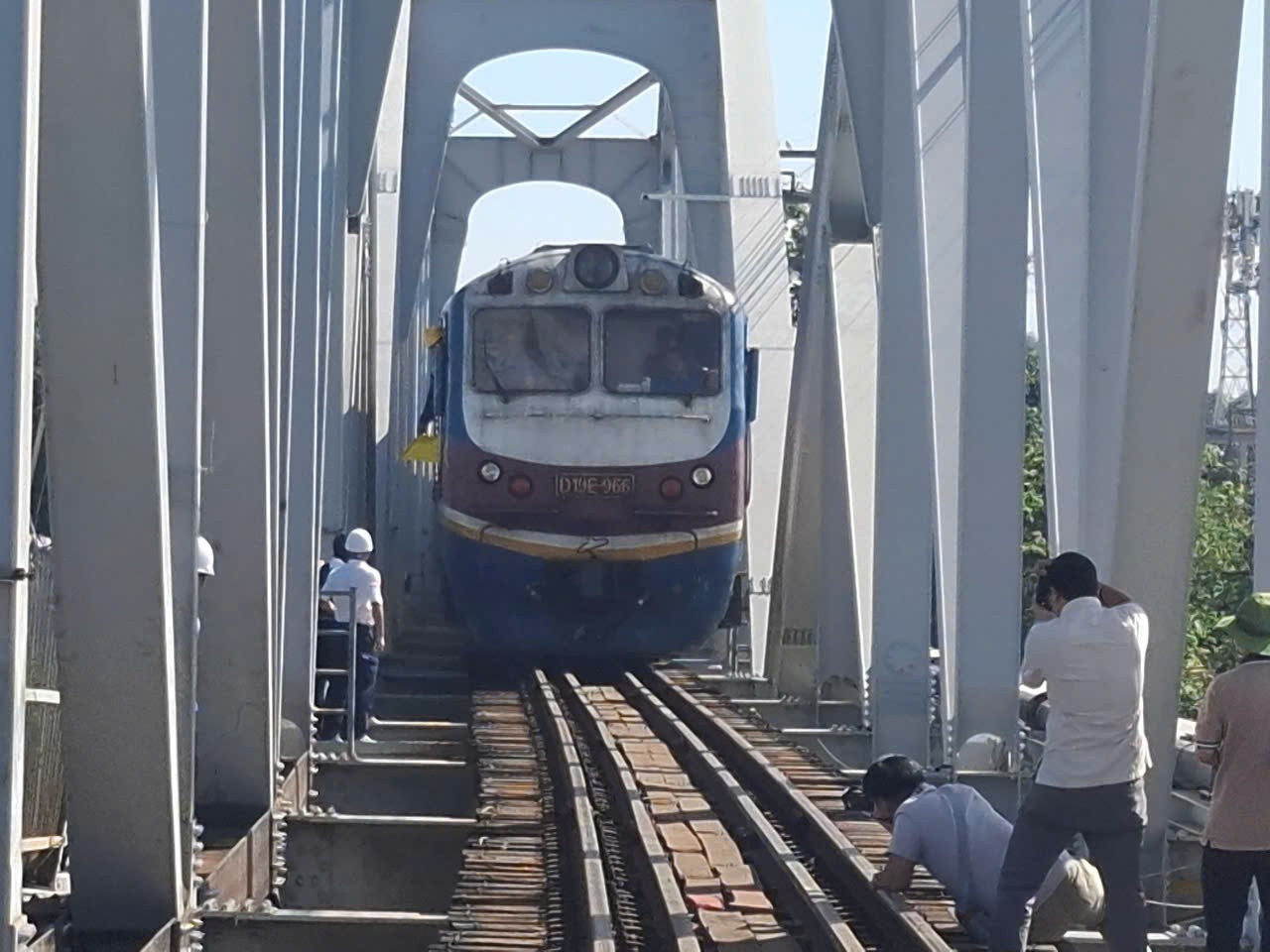 Thông tàu Bắc - Nam qua cầu Ghềnh sau 5 ngày tê liệt - Ảnh 1