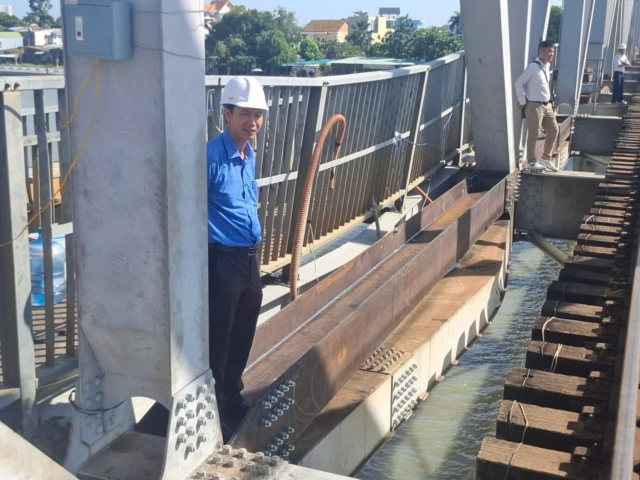 Thông tàu Bắc - Nam qua cầu Ghềnh sau 5 ngày tê liệt - Ảnh 3