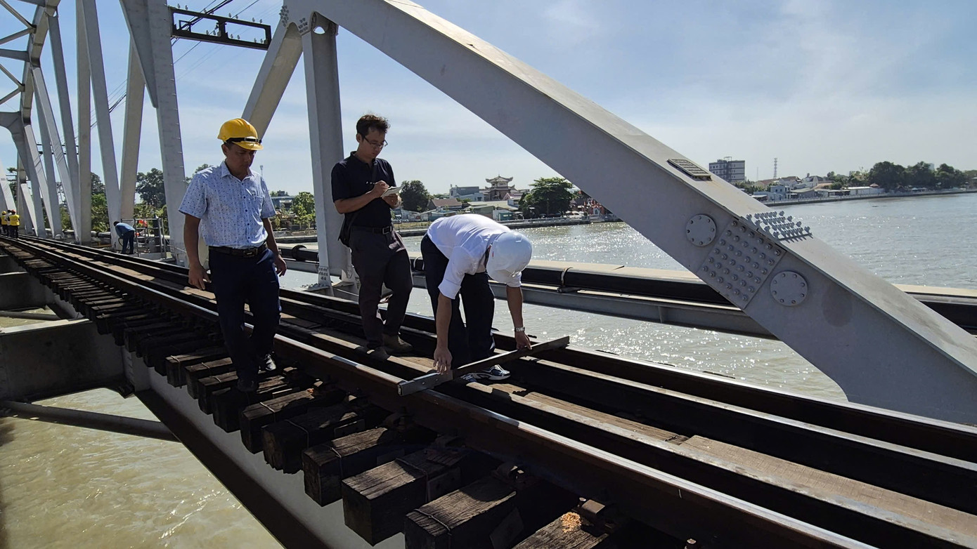 Thông tàu Bắc - Nam qua cầu Ghềnh sau 5 ngày tê liệt - Ảnh 2