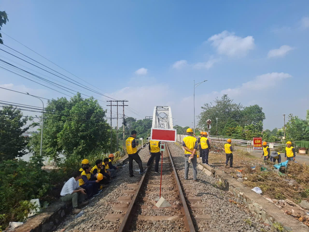 Vận tải đường sắt thiệt hại nặng nề do sà lan đâm cầu Ghềnh - Ảnh 1