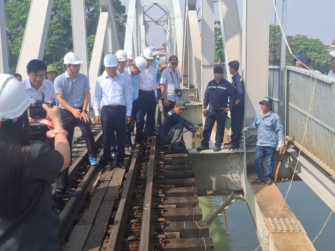 Vụ sà lan đâm cầu Ghềnh: Gia cố tạm thời, thông đường sắt Bắc - Nam sáng 12/3 - Ảnh 1