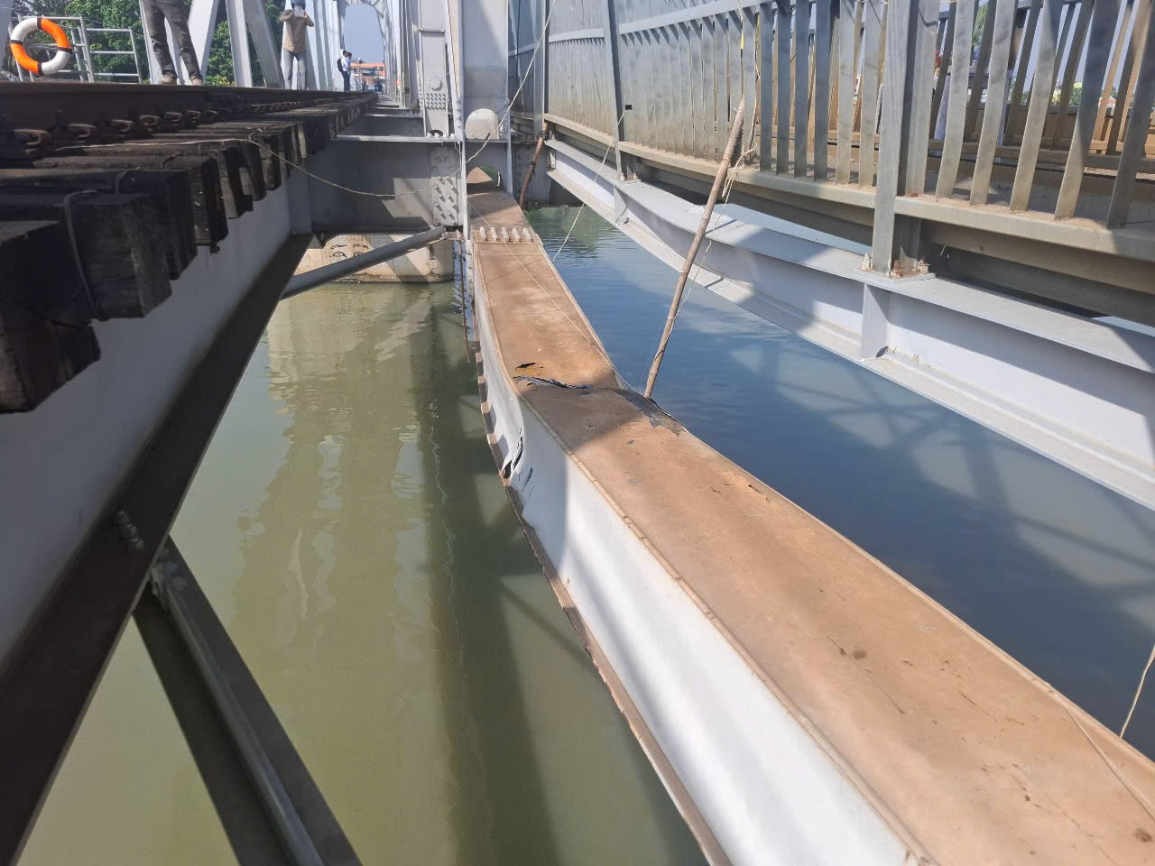 Vụ sà lan đâm cầu Ghềnh: Gia cố tạm thời, thông đường sắt Bắc - Nam sáng 12/3 - Ảnh 2