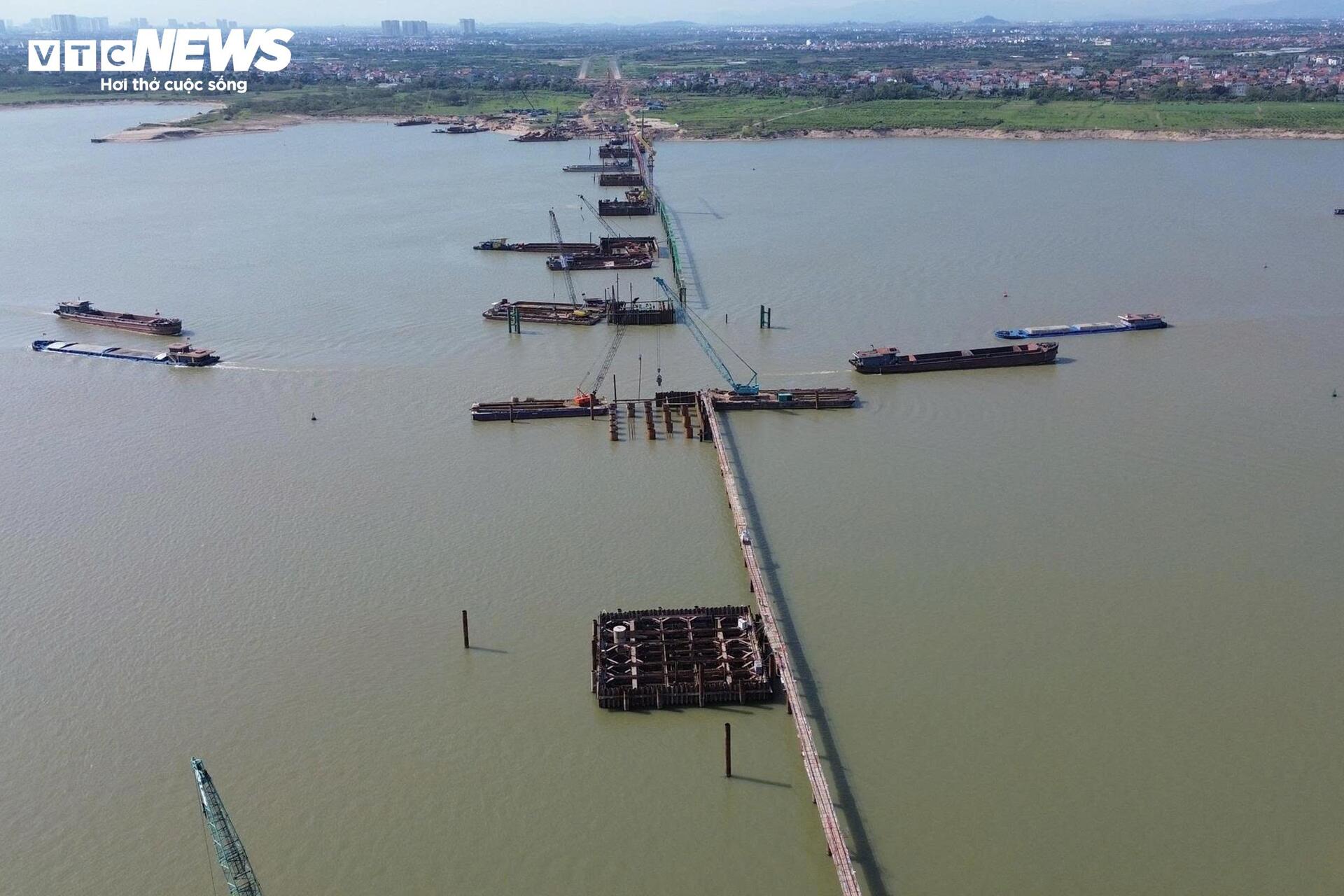 Đại công trường cầu Hồng Hà vượt sông Hồng sau 5 tháng thi công - Ảnh 10