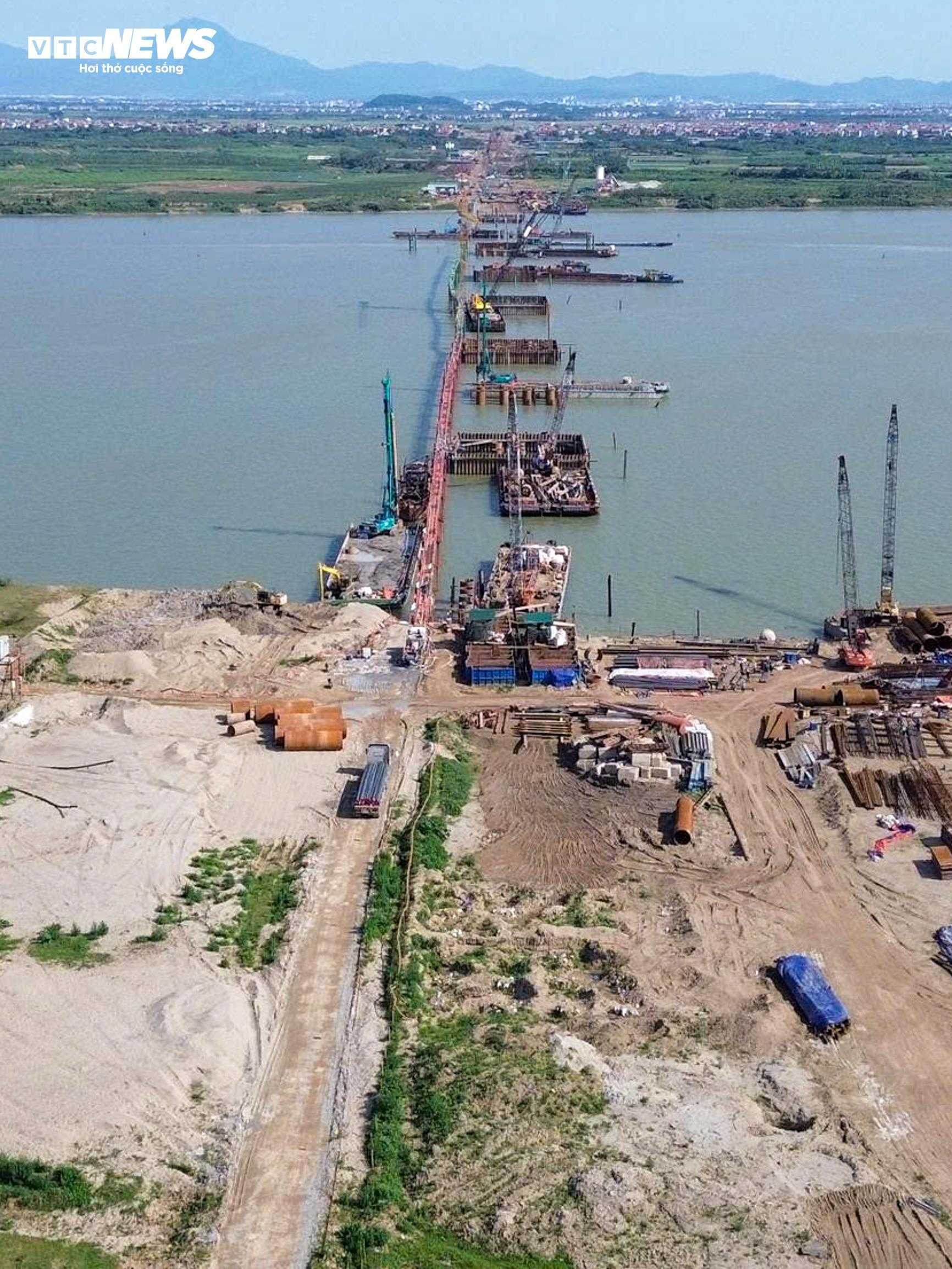 Đại công trường cầu Hồng Hà vượt sông Hồng sau 5 tháng thi công - Ảnh 5