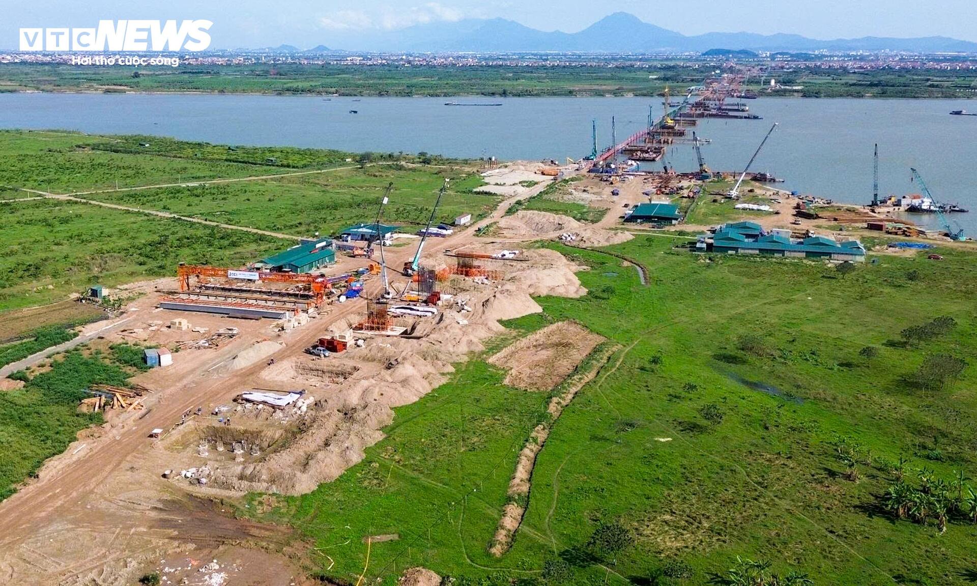 Đại công trường cầu Hồng Hà vượt sông Hồng sau 5 tháng thi công - Ảnh 1
