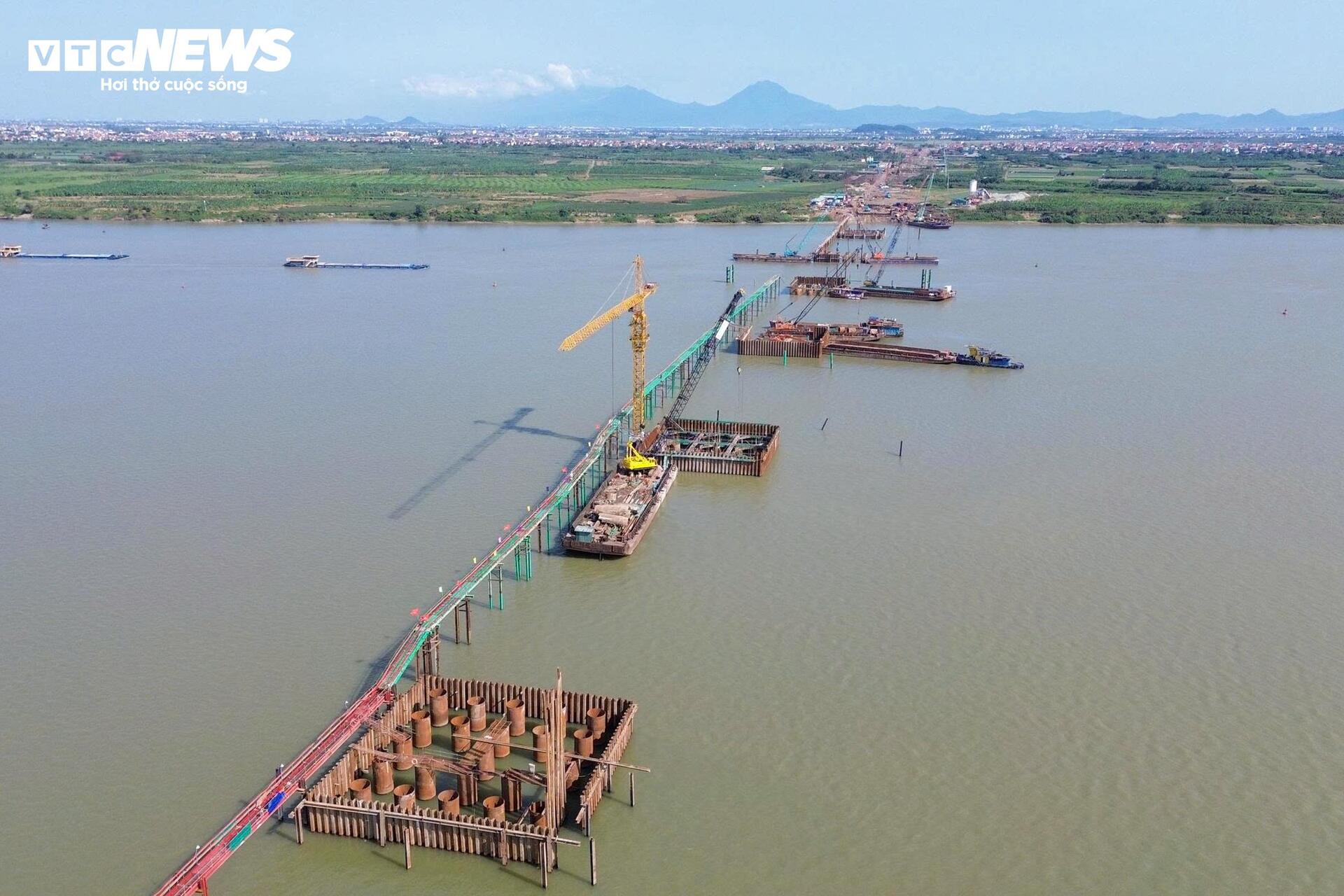 Đại công trường cầu Hồng Hà vượt sông Hồng sau 5 tháng thi công - Ảnh 2