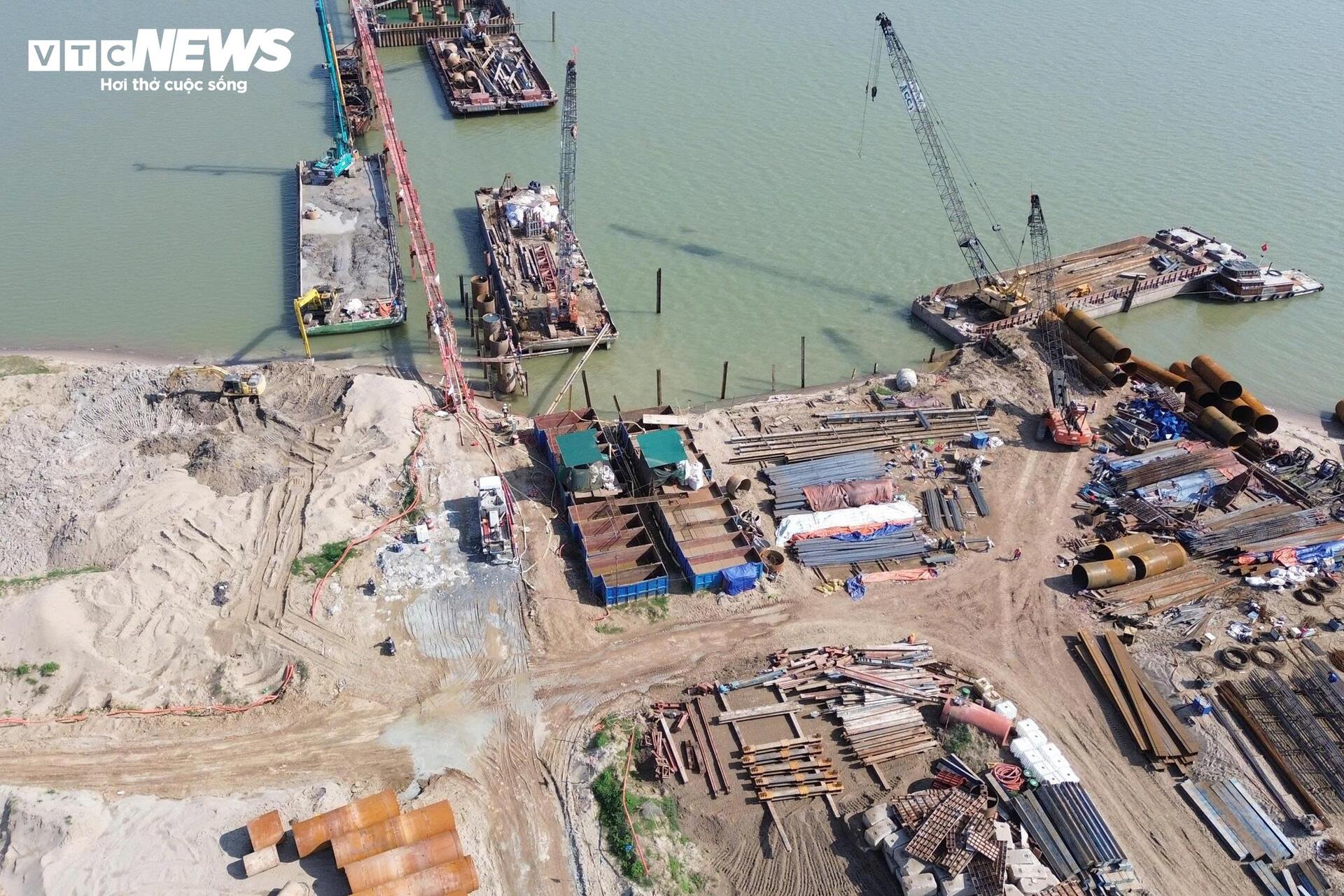 Đại công trường cầu Hồng Hà vượt sông Hồng sau 5 tháng thi công - Ảnh 3