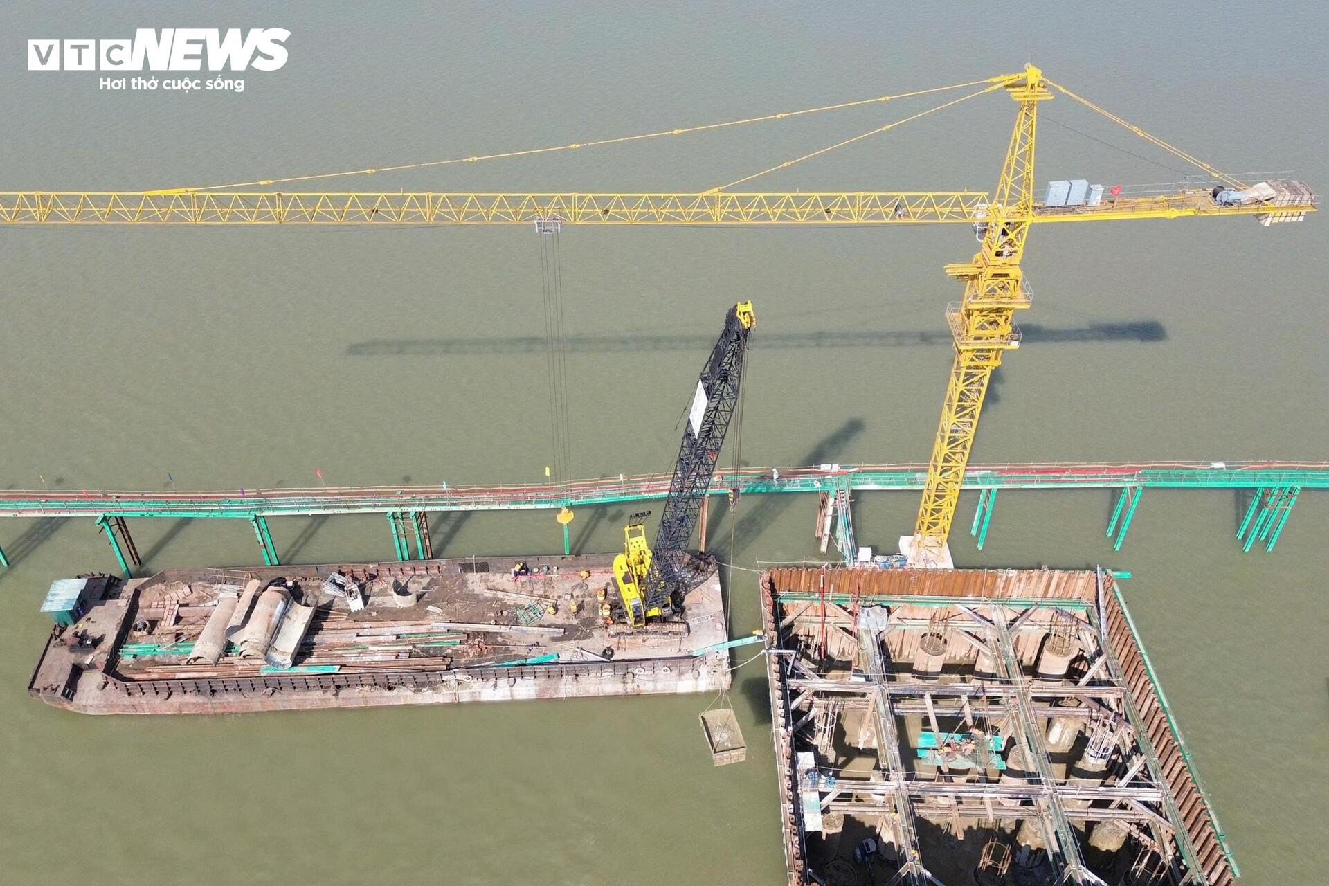 Đại công trường cầu Hồng Hà vượt sông Hồng sau 5 tháng thi công - Ảnh 4