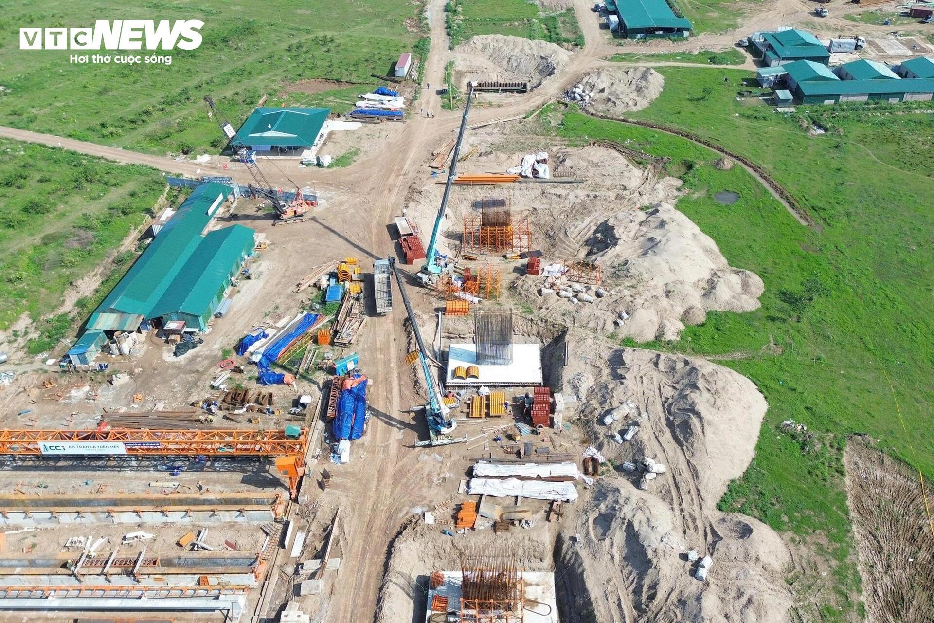 Đại công trường cầu Hồng Hà vượt sông Hồng sau 5 tháng thi công - Ảnh 8