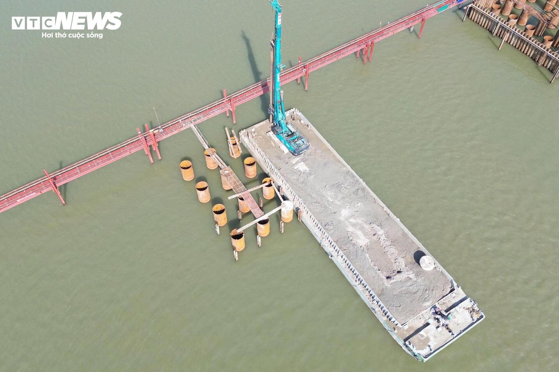 Đại công trường cầu Hồng Hà vượt sông Hồng sau 5 tháng thi công - Ảnh 6