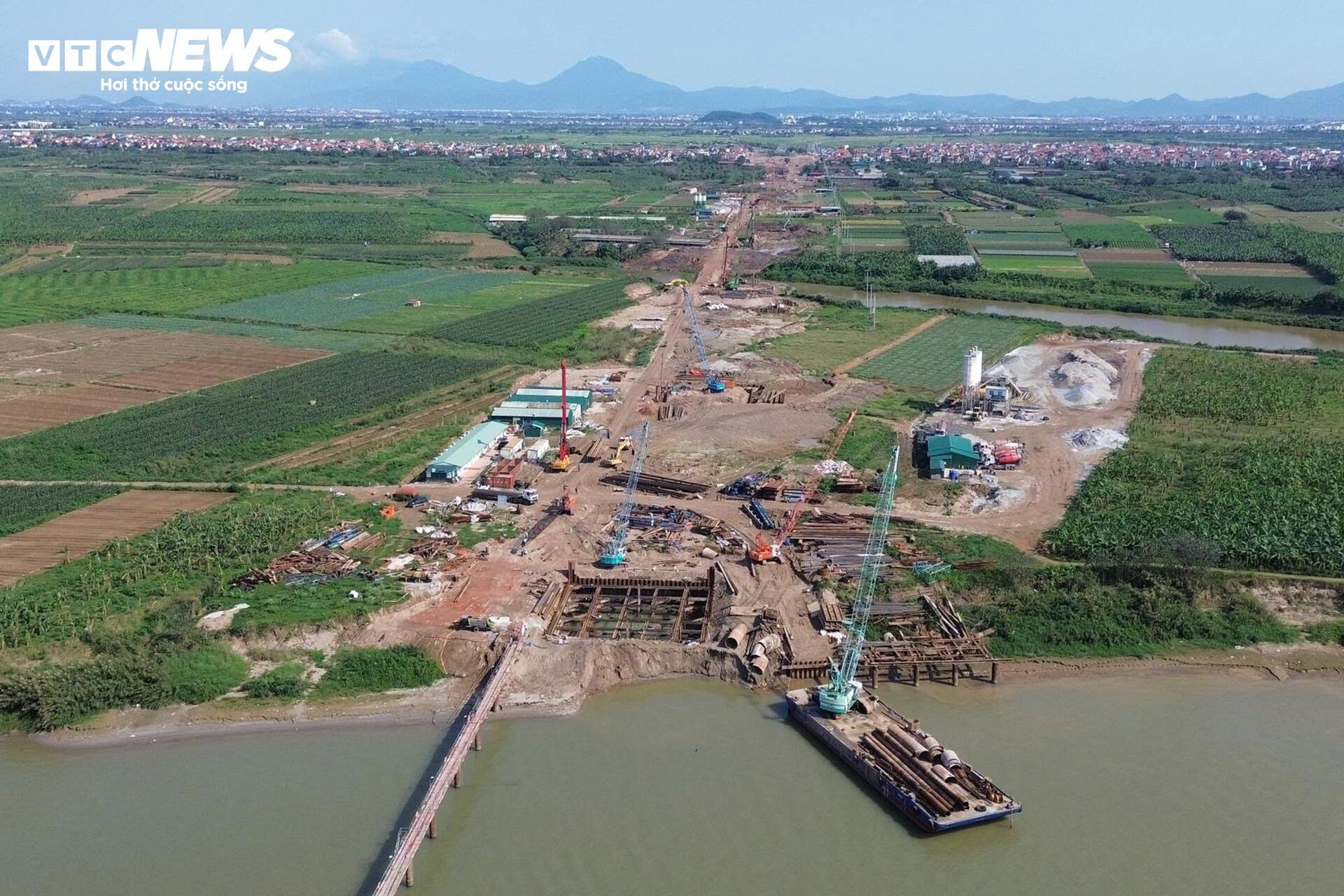 Đại công trường cầu Hồng Hà vượt sông Hồng sau 5 tháng thi công - Ảnh 9