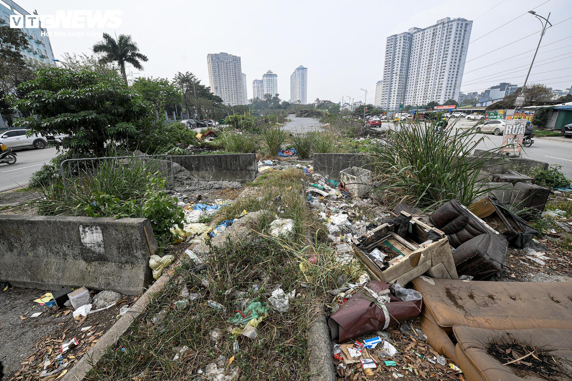 Dự án cầu vượt 'đắp chiếu' nhiều năm trên tuyến đường nghìn tỷ ở Hà Nội - Ảnh 6
