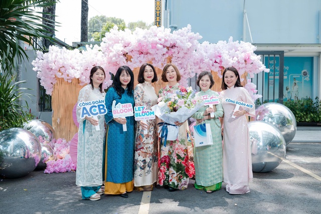 Khoảnh khắc ấm áp: 8 "soái ca" quyền lực của ACB lần đầu tiên cùng xuất hiện phát kem trong 3 giờ đồng hồ tặng nhân viên nữ nhân dịp 8/3 - Ảnh 11