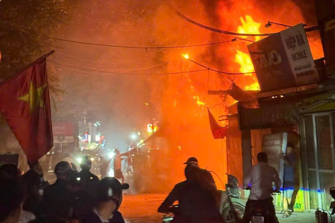 Ngôi nhà trên phố Định Công Hạ ở Hà Nội bốc cháy dữ dội - Ảnh 1