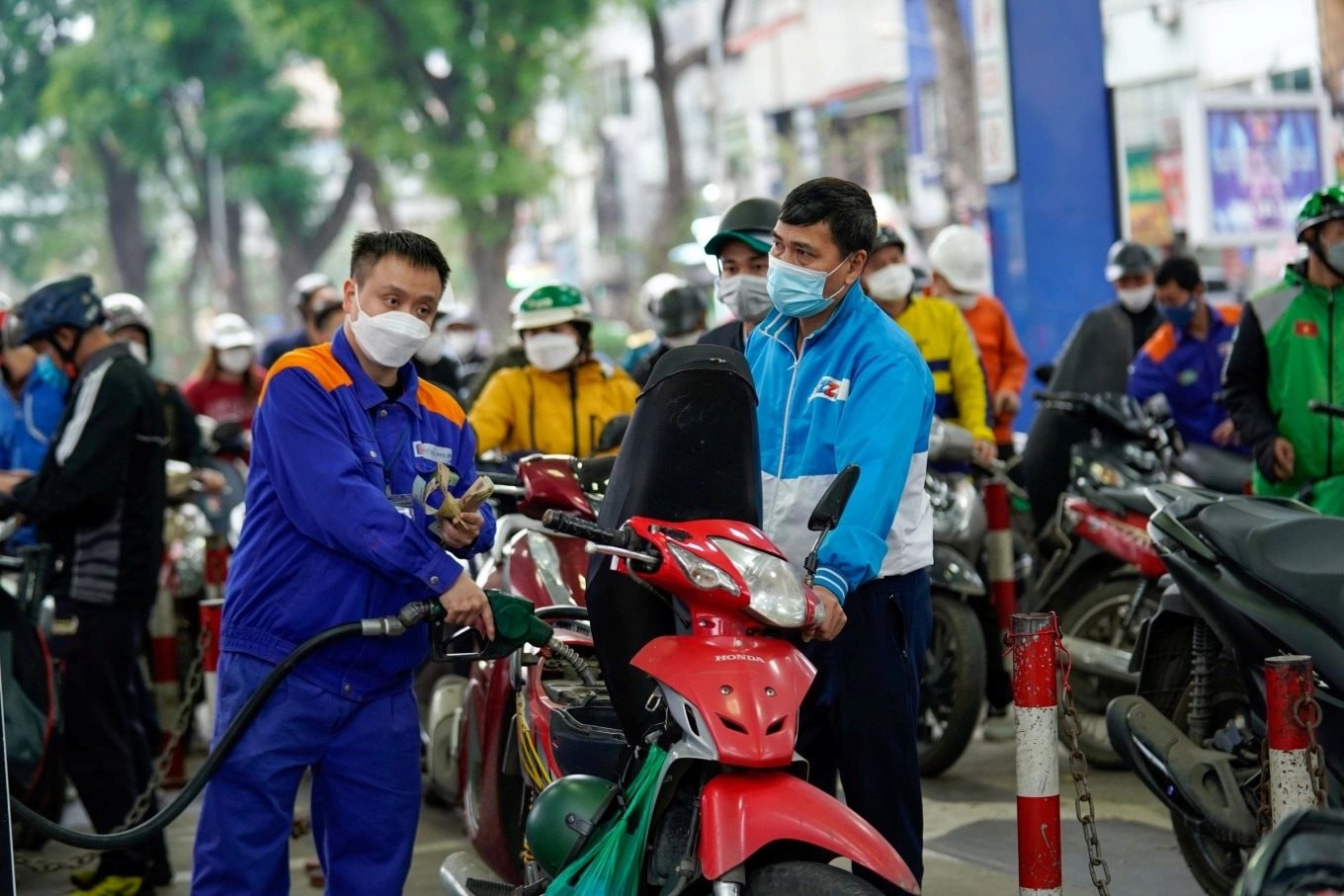 Giá xăng dầu toàn cầu tăng 3%, lợi nhuận lọc dầu tại một nước Đông Nam Á chạm đỉnh - là quốc gia xuất khẩu 2,3 tỷ USD xăng dầu sang Việt Nam - Ảnh 1