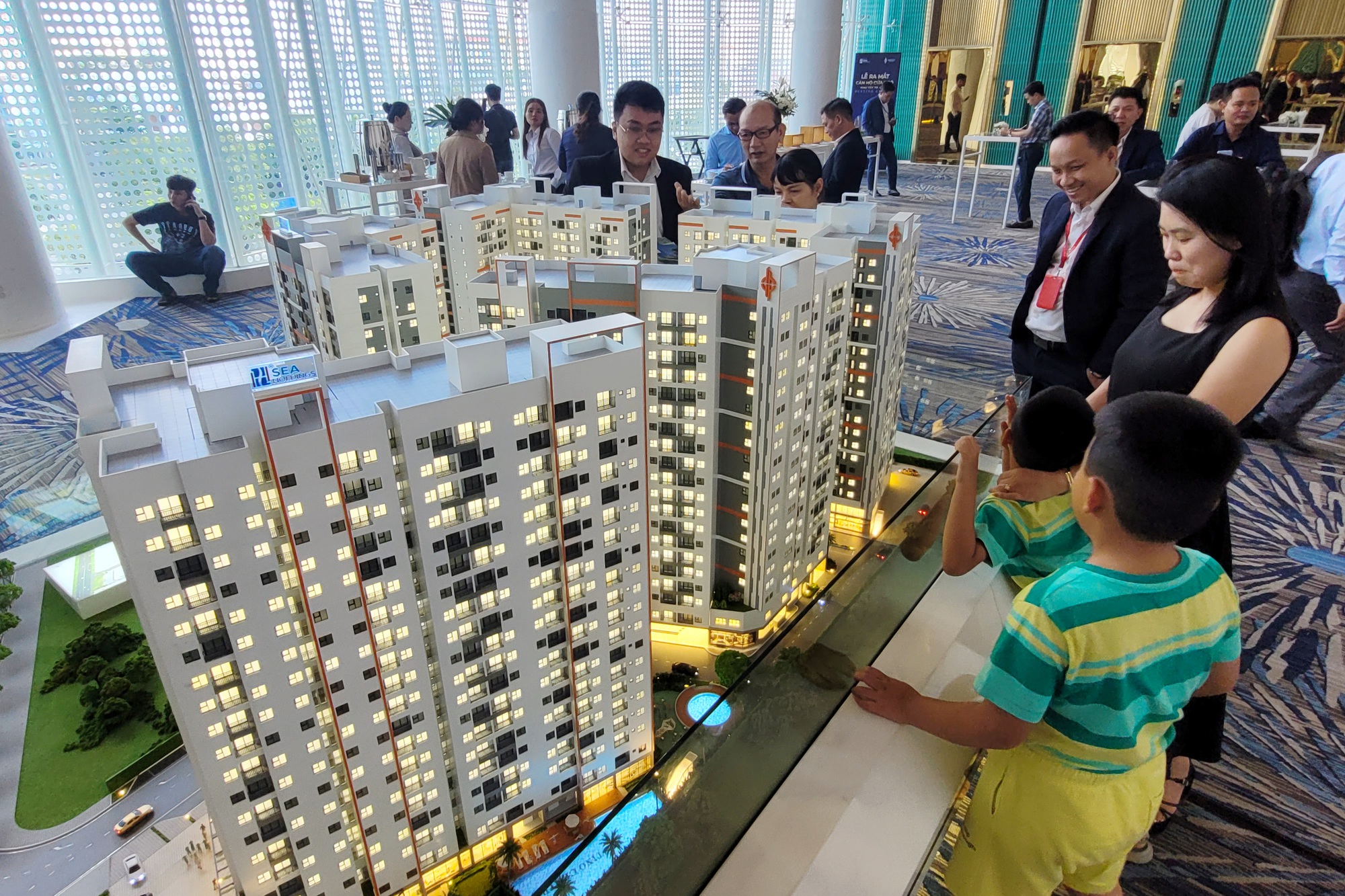 Thị trường bất động sản cần những cú hích - Ảnh 1