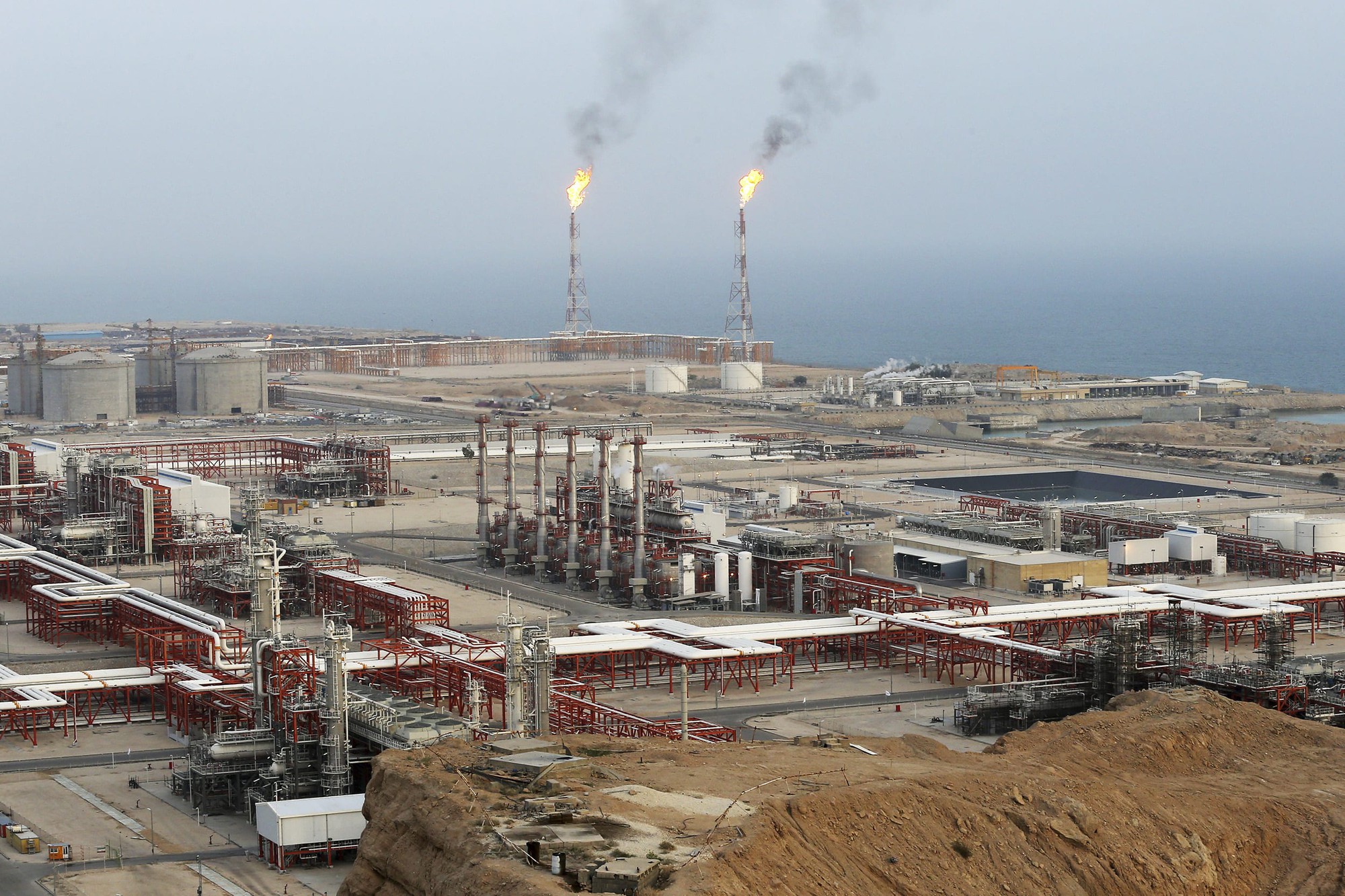 Hạ tầng năng lượng Trung Đông trúng đòn - Ảnh 1