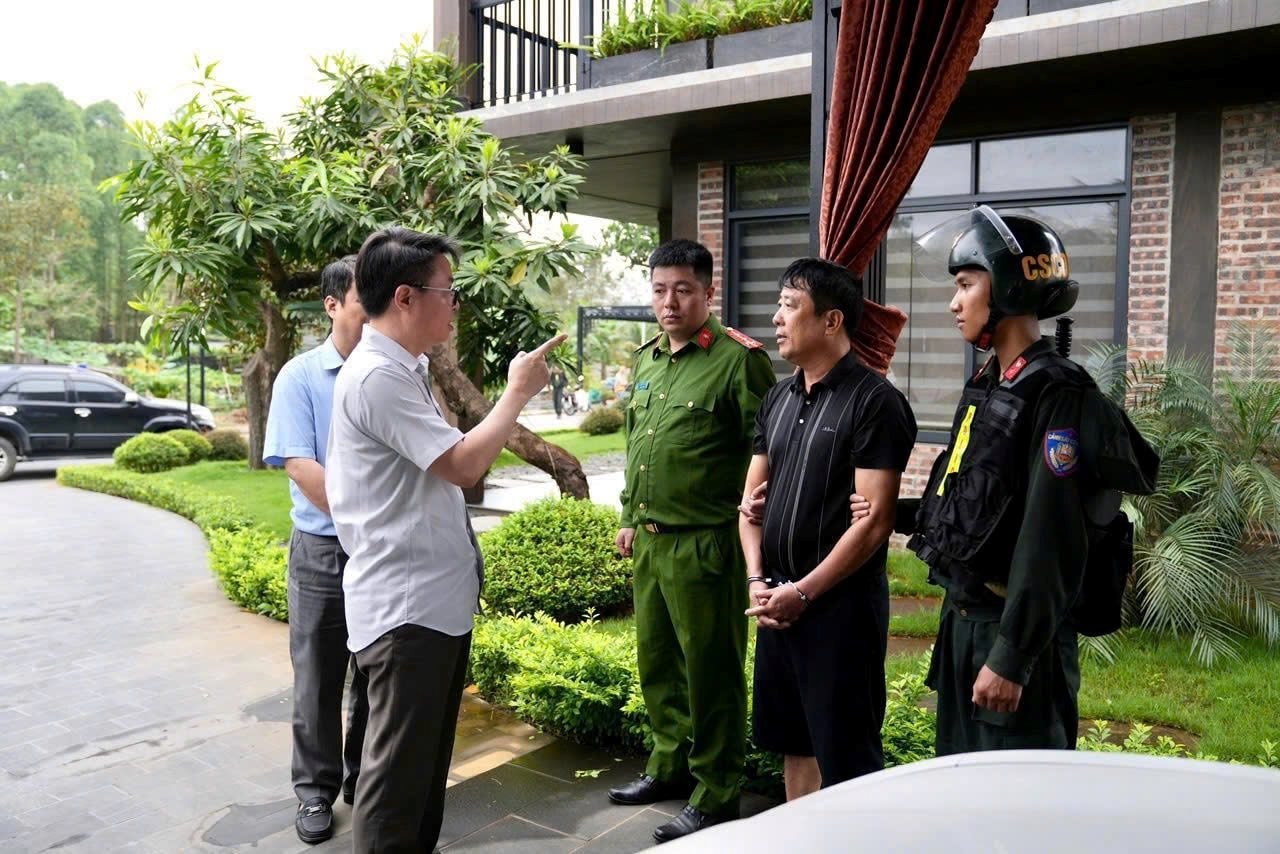 200 cảnh sát Phú Thọ vây ráp 28 địa điểm, thu giữ súng đạn của dàn giám đốc cộm cán - Ảnh 2