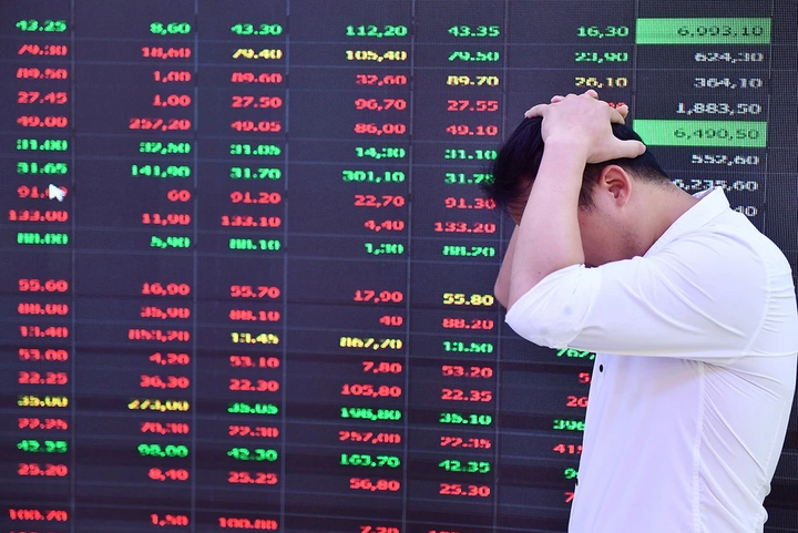 Chứng khoán dự báo tiếp tục giảm do chiến sự Trung Đông, nhà đầu tư nên làm gì? - Ảnh 1