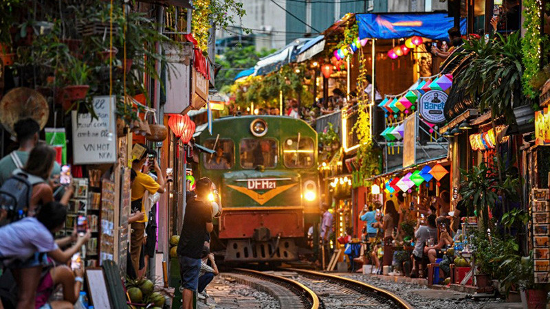 Không phải Bùi Viện, con phố này ở Việt Nam được báo Tây ví ghé đây như "đi Paris phải xem tháp Eiffel" - Ảnh 1