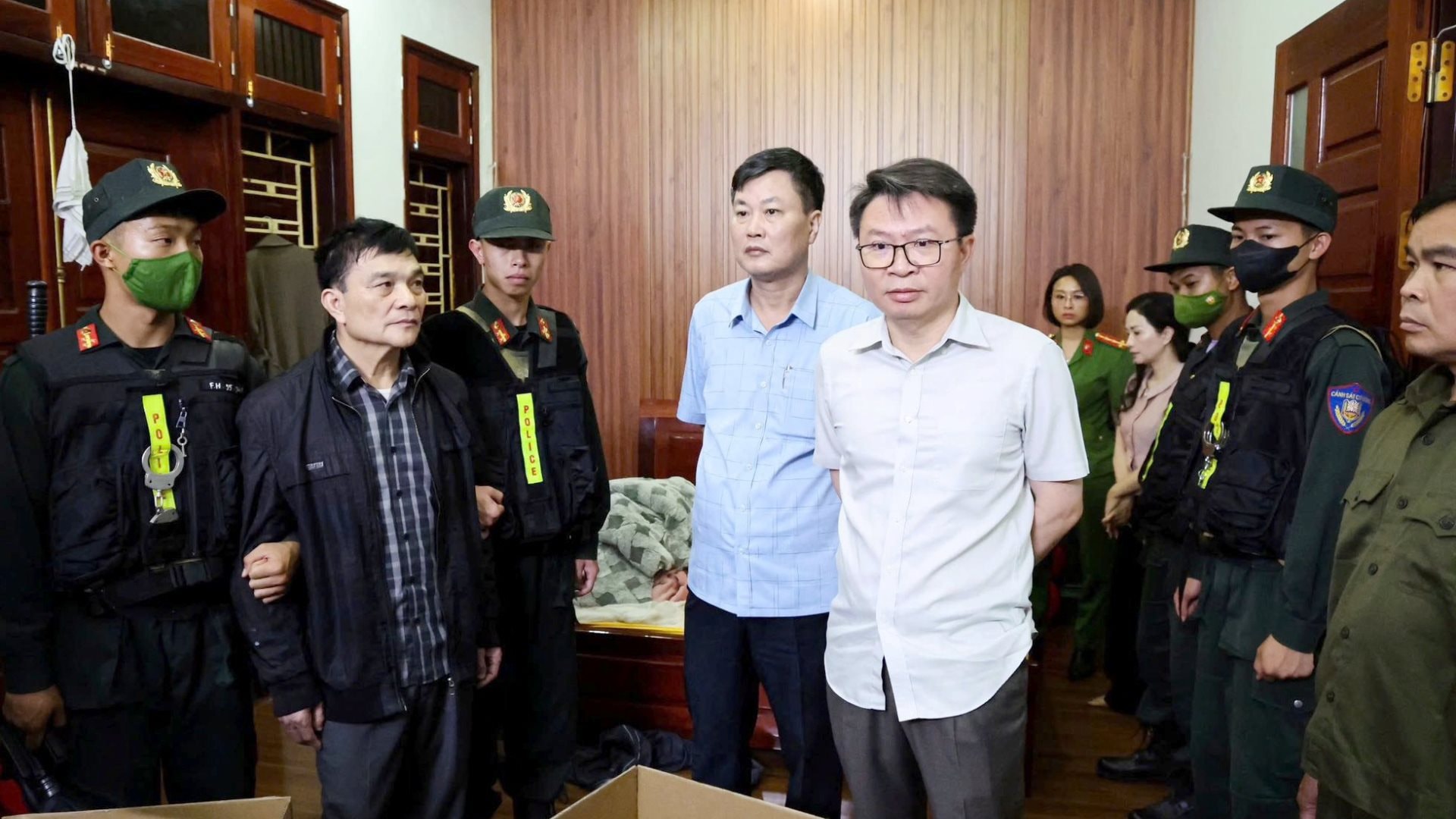 200 cảnh sát Phú Thọ vây ráp 28 địa điểm, thu giữ súng đạn của dàn giám đốc cộm cán - Ảnh 1