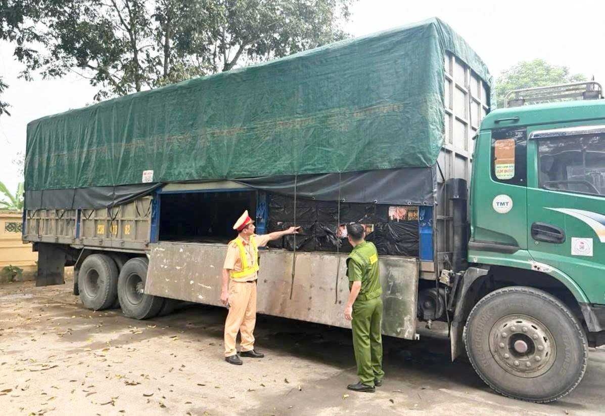 Phát hiện hơn 5 tấn lạp xưởng không rõ nguồn gốc chuẩn bị đưa về Hà Nội - Ảnh 1