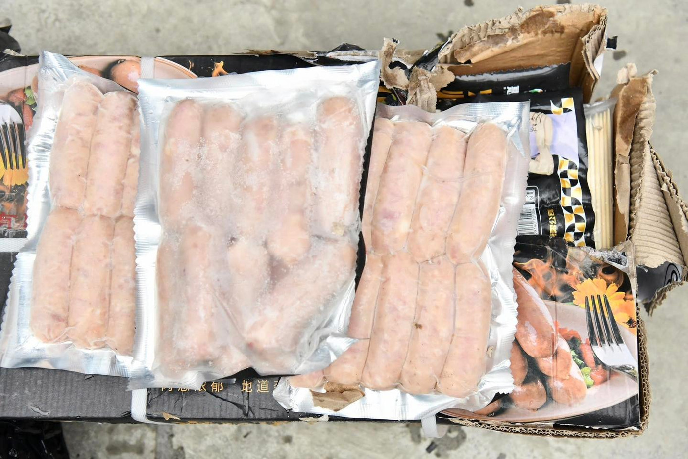 Phát hiện hơn 5 tấn lạp xưởng không rõ nguồn gốc chuẩn bị đưa về Hà Nội - Ảnh 2