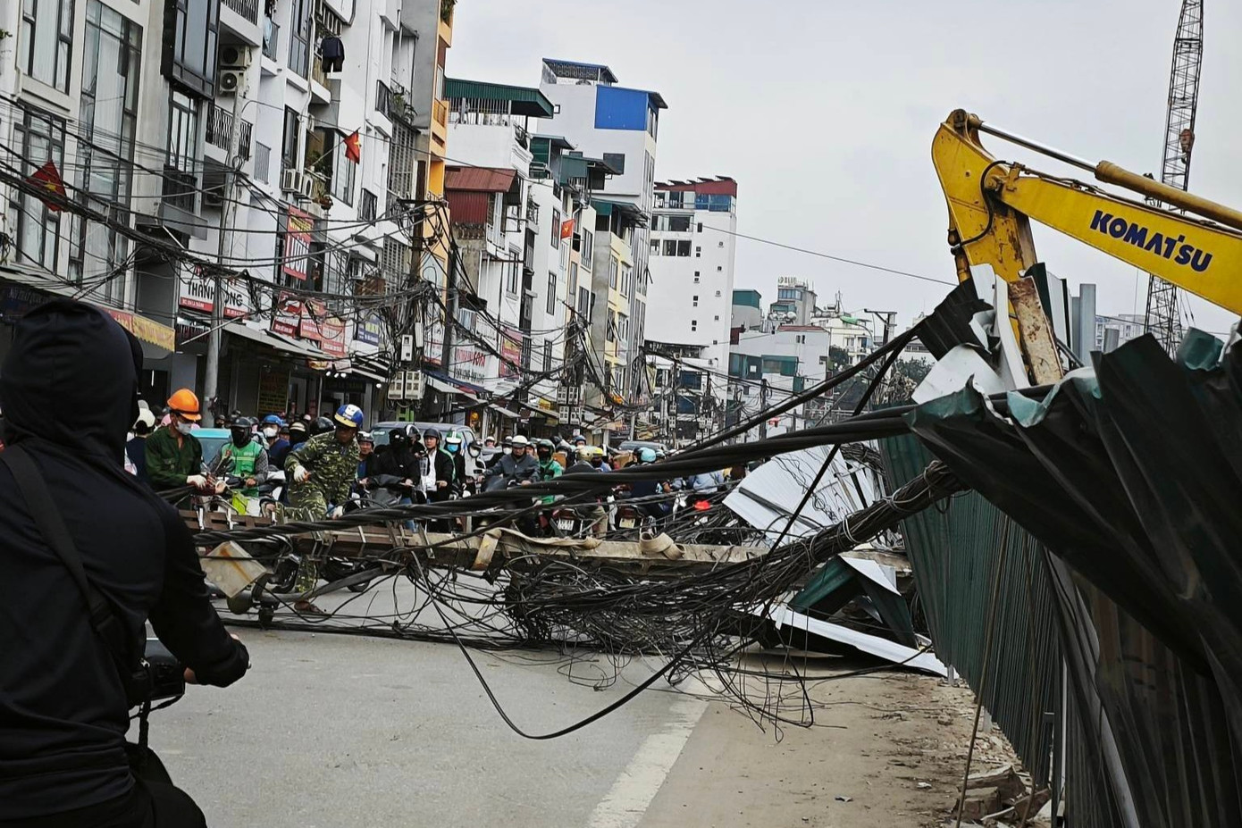 Hà Nội: Cột điện bất ngờ đổ chắn ngang đường La Thành - Ảnh 1