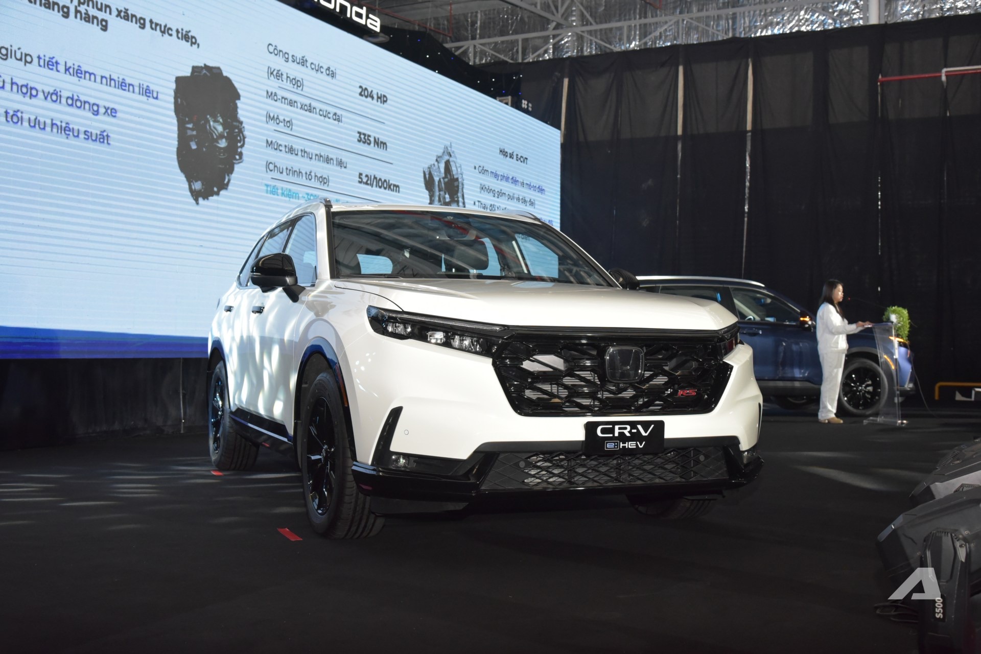 Hết cảnh khan hàng, Toyota Corolla Cross lấy lại ngôi vương xe Hybrid: Suzuki XL7 ‘hụt hơi’ sau 1 tháng thăng hoa - Ảnh 3