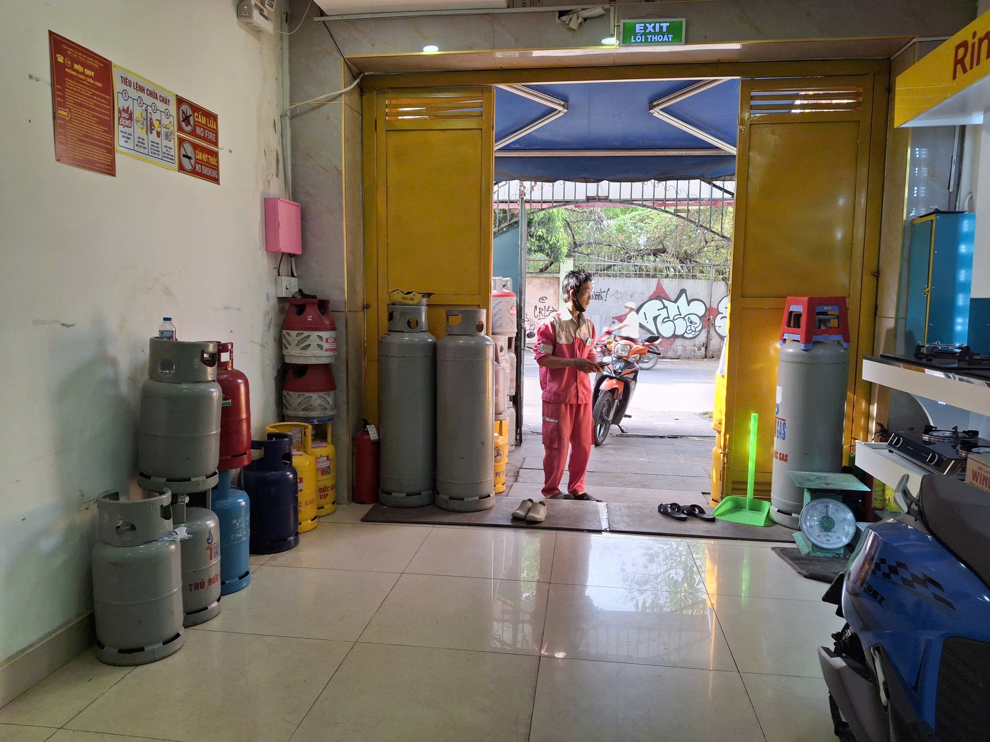 Thị trường gas loạn giá, chủ đại lý đứng ngồi không yên - Ảnh 1