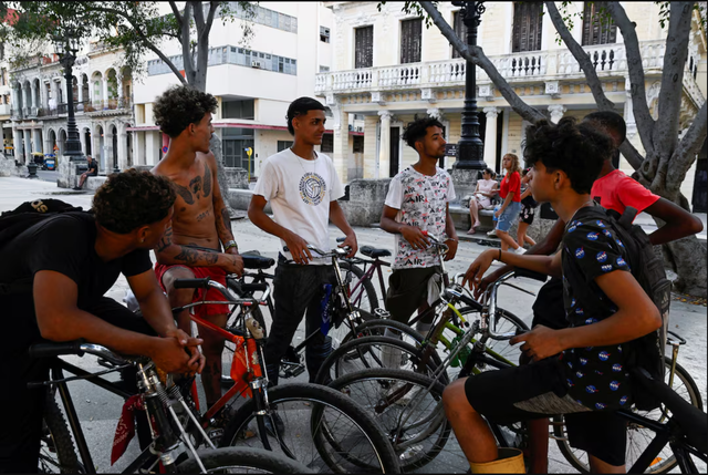 Cạn xăng triền miên, đường phố Cuba như 'xuyên không' khi phương tiện tưởng đã biến mất đồng loạt trở lại - Ảnh 6