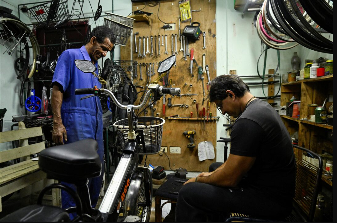 Cạn xăng triền miên, đường phố Cuba như 'xuyên không' khi phương tiện tưởng đã biến mất đồng loạt trở lại - Ảnh 7