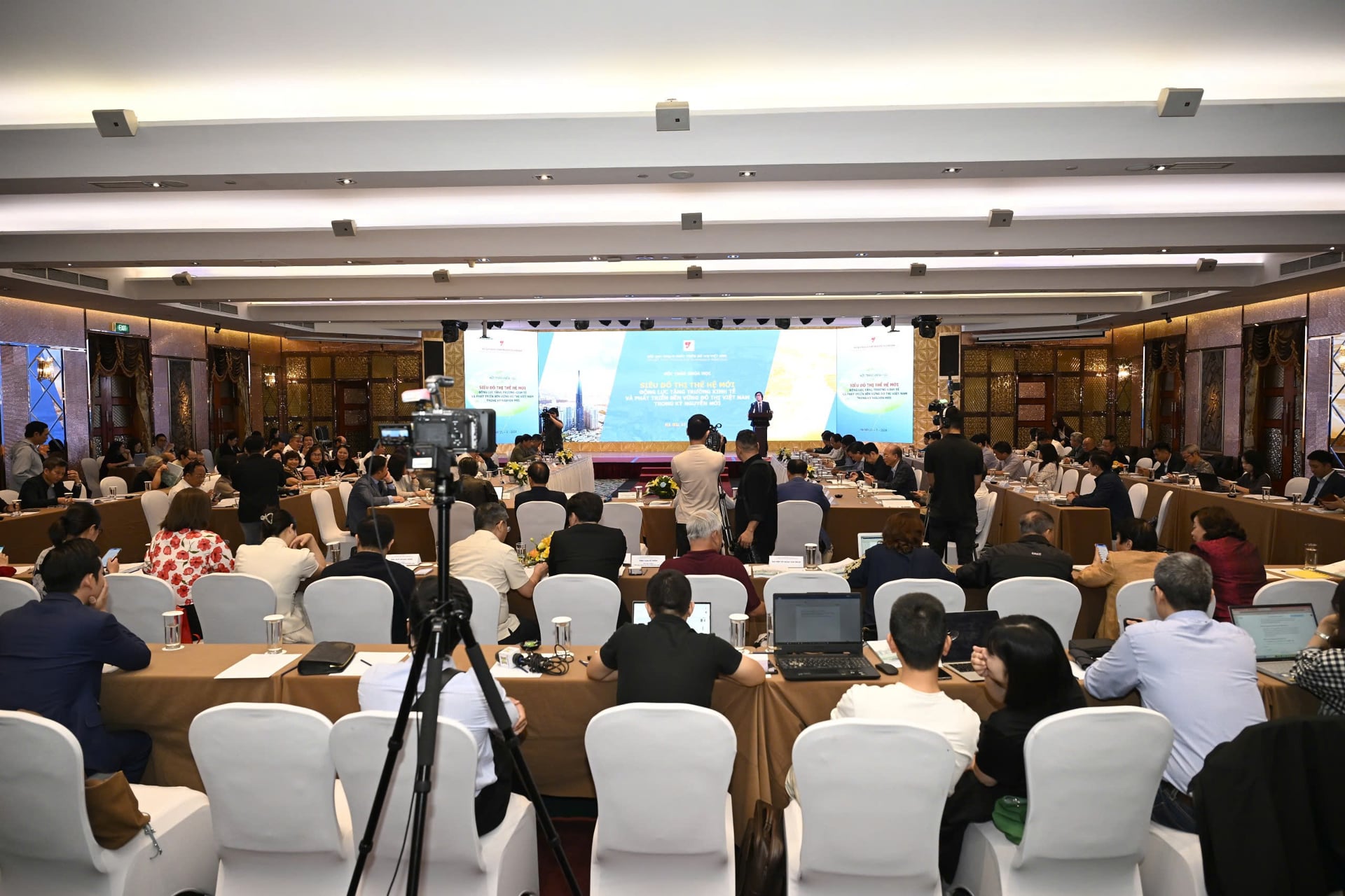 Siêu đô thị đang định hình lại cục diện thị trường bất động sản, "vịnh tránh bão" cho dòng vốn tỷ USD - Ảnh 1