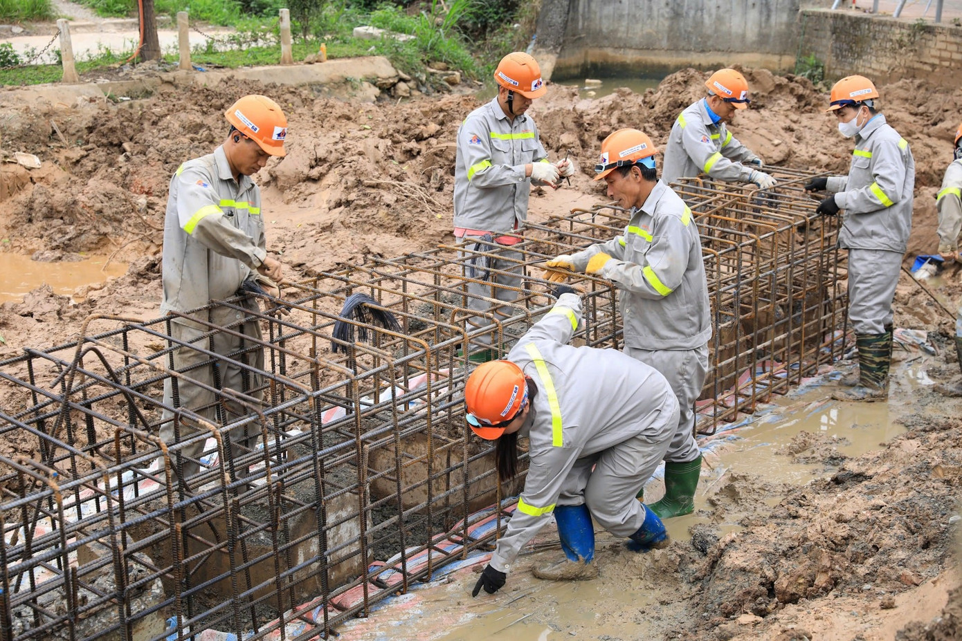 Cận cảnh tuyến bổ cập nước sông Tô Lịch trị giá 869 tỷ đồng đang thành hình - Ảnh 8