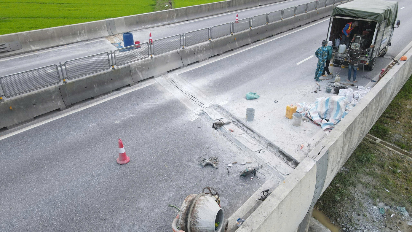 Cao tốc Bắc Nam qua Hà Tĩnh bị hỏng khe co giãn - Ảnh 1