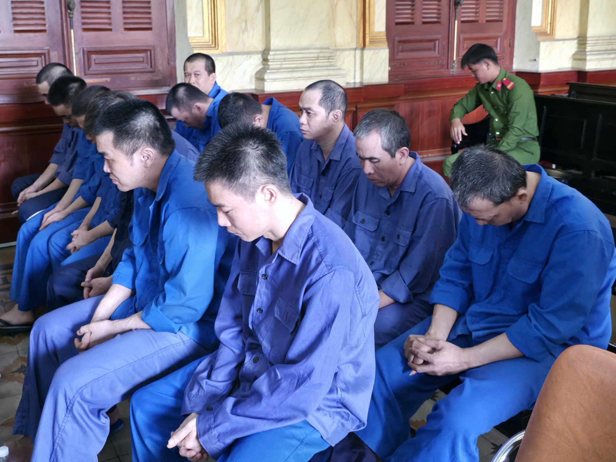 Vụ án "bán đường" tại Khu Công nghệ cao TPHCM: 12 bảo vệ hầu tòa - Ảnh 1