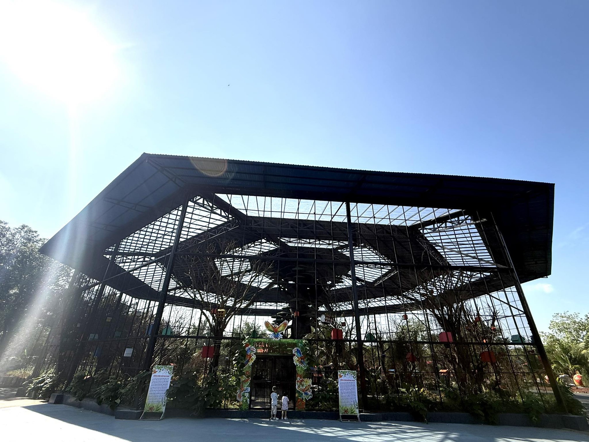 Khu du lịch Đại Nam của vợ chồng bà Nguyễn Phương Hằng từng gây chú ý với công trình quy tụ 800 cá thể quý hiếm với mô hình "mở" đầu tiên ở Việt Nam - Ảnh 3