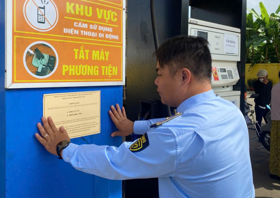 Đà Nẵng: Dán số điện thoại đường dây nóng tại toàn bộ cửa hàng xăng dầu - Ảnh 1