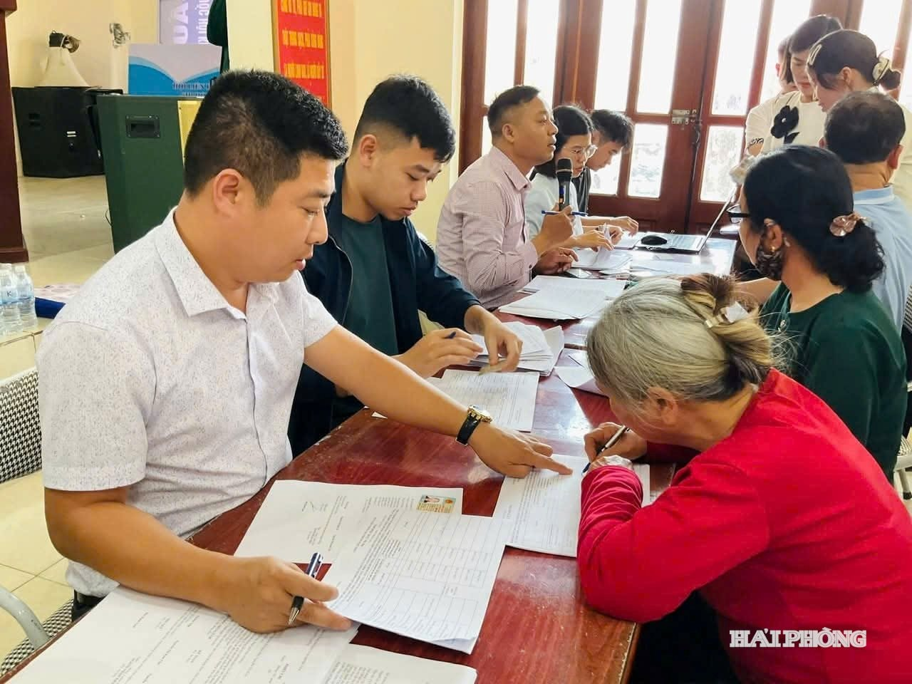 Người dân nhận tiền đền bù tại dự án khu công nghiệp gần 240ha do Vingroup đầu tư - Ảnh 1