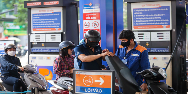 Giá xăng dầu tăng, chuỗi cung ứng chao đảo, giá vàng xảy ra hiện tượng lạ: Chuyên gia lý giải thế nào? - Ảnh 1