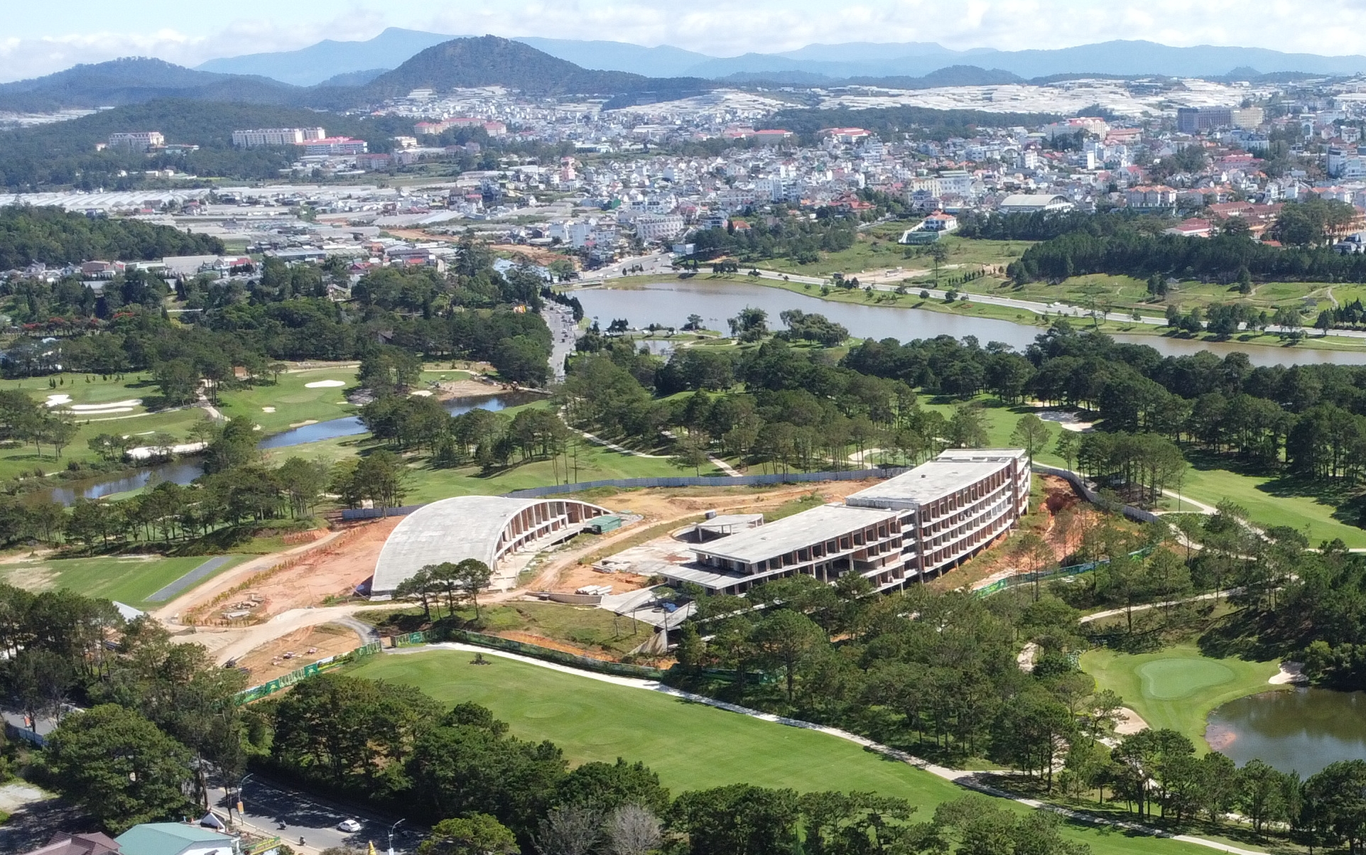 Lâm Đồng kiến nghị tháo gỡ khó khăn tại dự án Sân golf Đồi Cù, King Palace - Ảnh 2